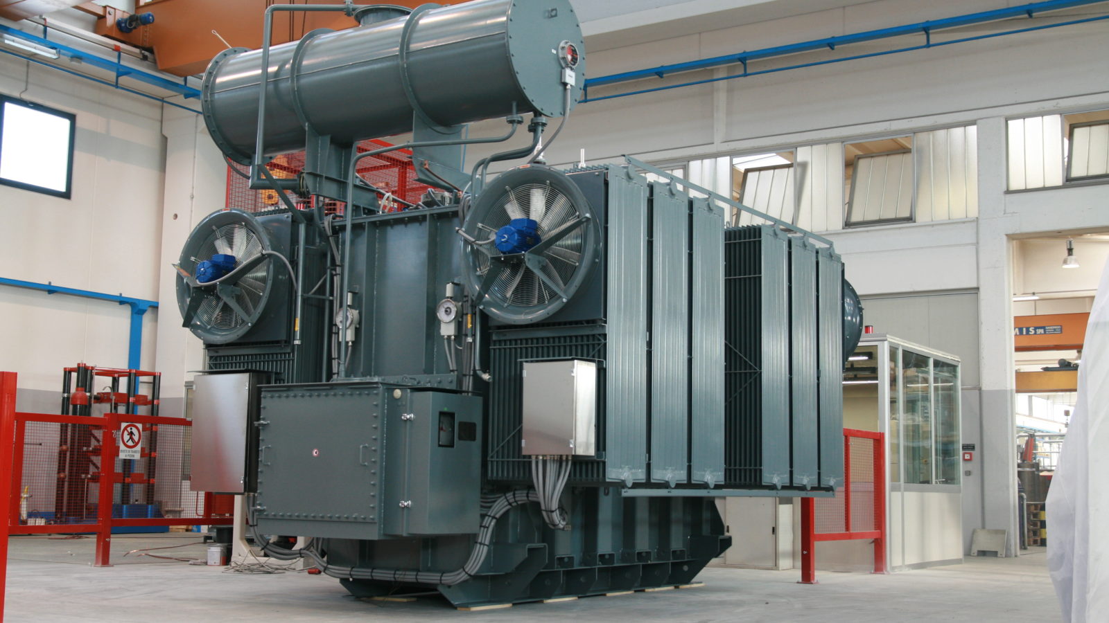 Oil power transformer with forced cooling system