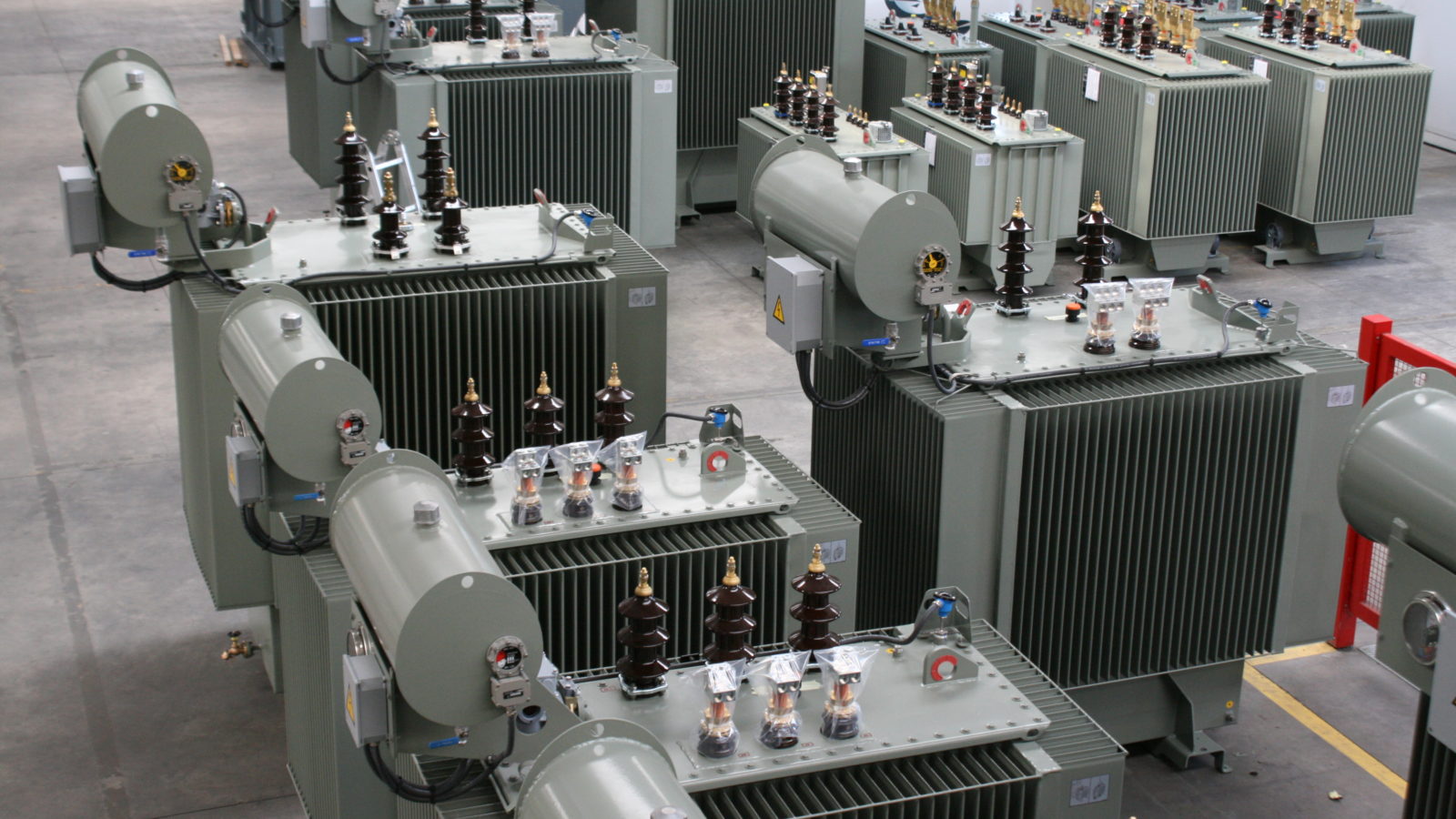 Single-phase transformers with conservator